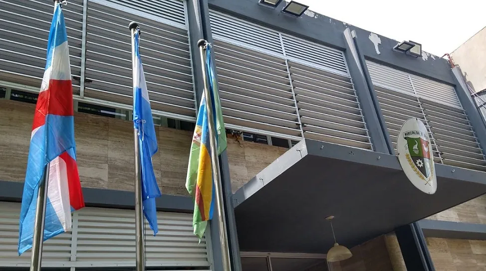 Banderas y escudo - Frente municipal